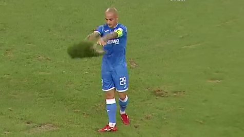 Și-a ieşit din minţi! A smuls o bucată din gazon și a aruncat-o