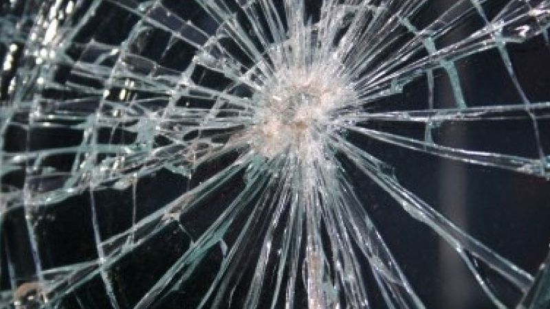 Geamuri sparte la PSD sector 6. Poliţiştii fac cercetări