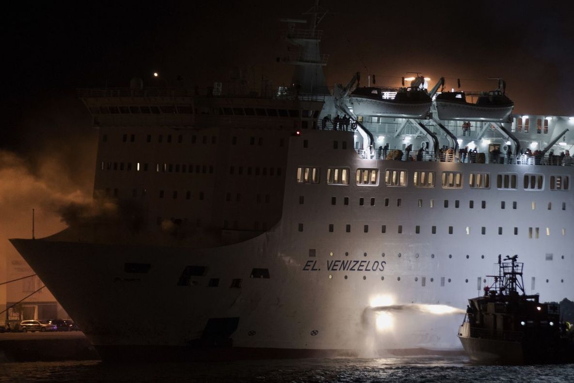 PANICĂ la bordul unui feribot, după ce acesta a luat FOC. Ce s-a întâmplat cu pasagerii 