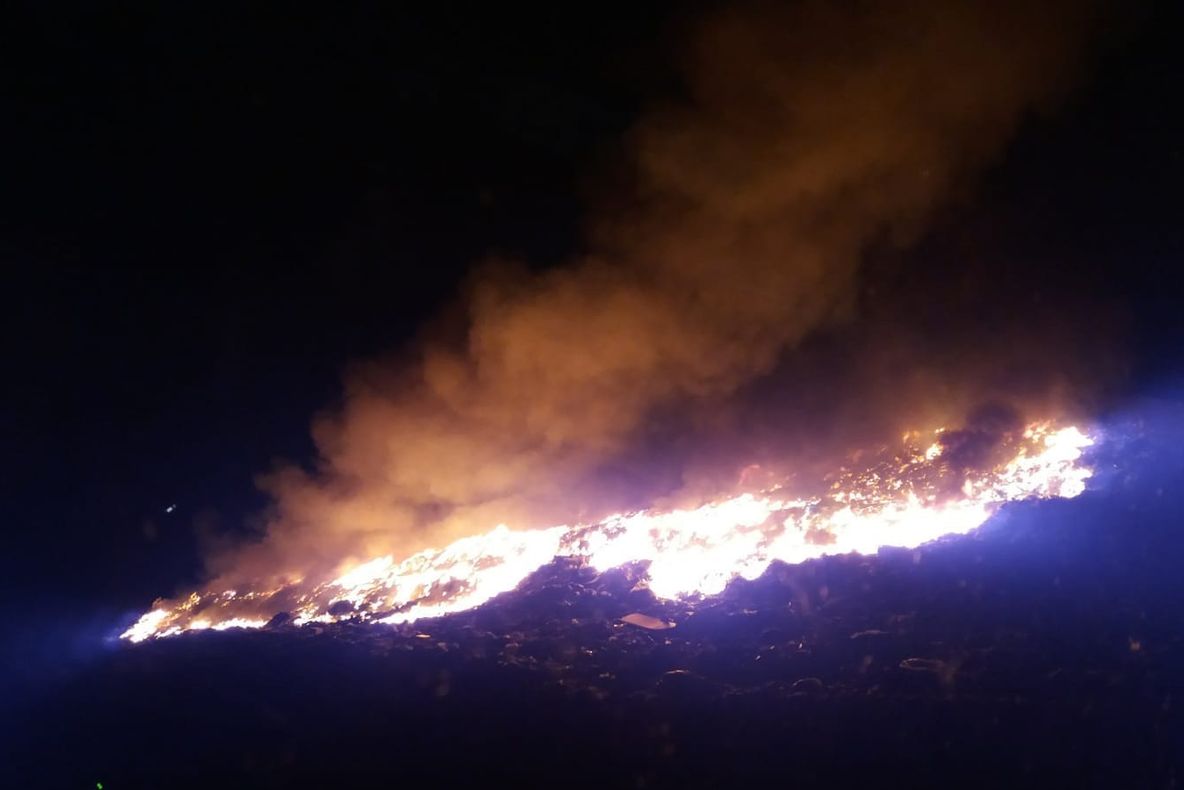 Incendiu violent la groapa de gunoi din Arad