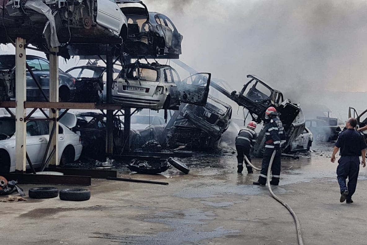 Incendiu puternic într-un parc de dezmembrări din Agigea (Video)