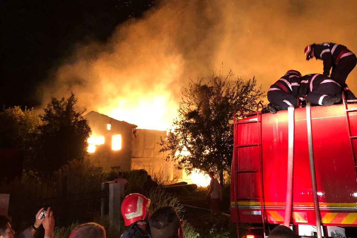 Incendiu de proporţii la Cernavodă, au venit pompieri din 2 judeţe (VIDEO)