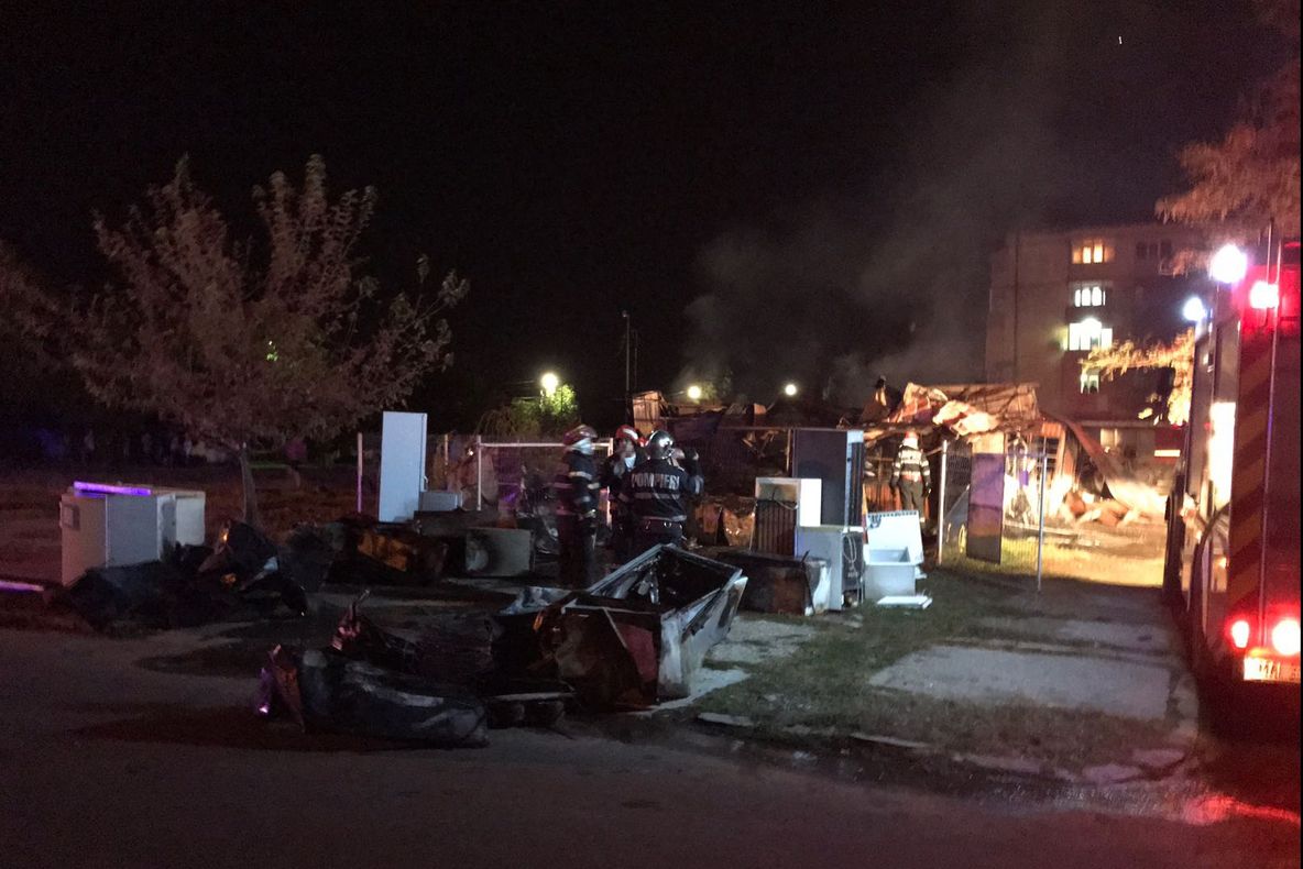 Incendiu de proporţii la Calafat, geamurile s-au spart de căldură