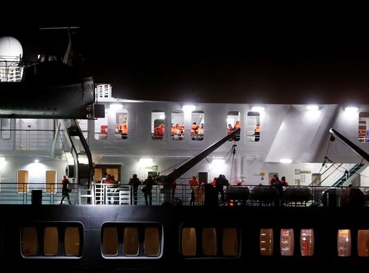 Incendiu pe un feribot grecesc cu peste 1.000 de oameni la bord 