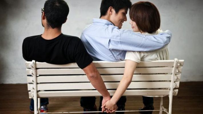 3 zodii, gata să calce pe bec în luna februarie. Își vor înșela partenerii fără să stea pe gânduri!