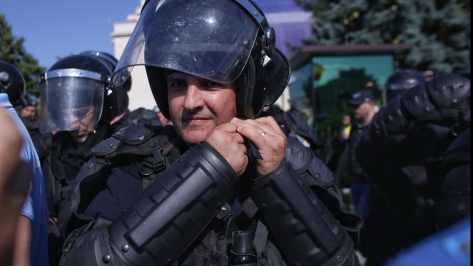 Jandarmii din Piața Victoriei au ajuns la INML pentru a obține certificate de răniți