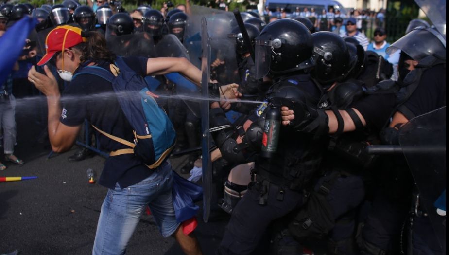 Chimist român: Gazul folosit de Jandarmerie are efecte cancerigene