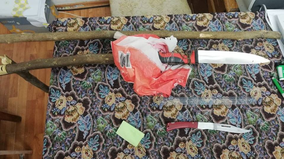 Clipe de groază la un bâlci din Vaslui: jandarm, rănit de un bărbat cu o suliţă 