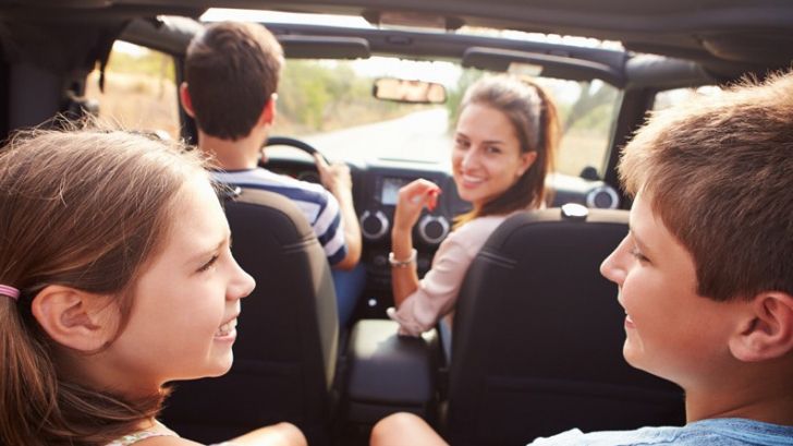 Obiceiul periculos pe care 90% din părinţii îl fac cu copiii în maşină