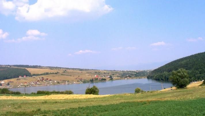 O persoană, căutată în apele unui lac din Covasna