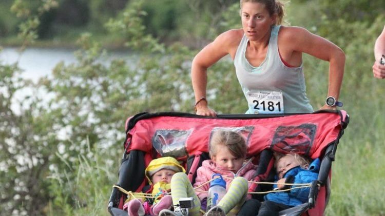 A alergat cu cei 3 copii și a depășit un record mondial