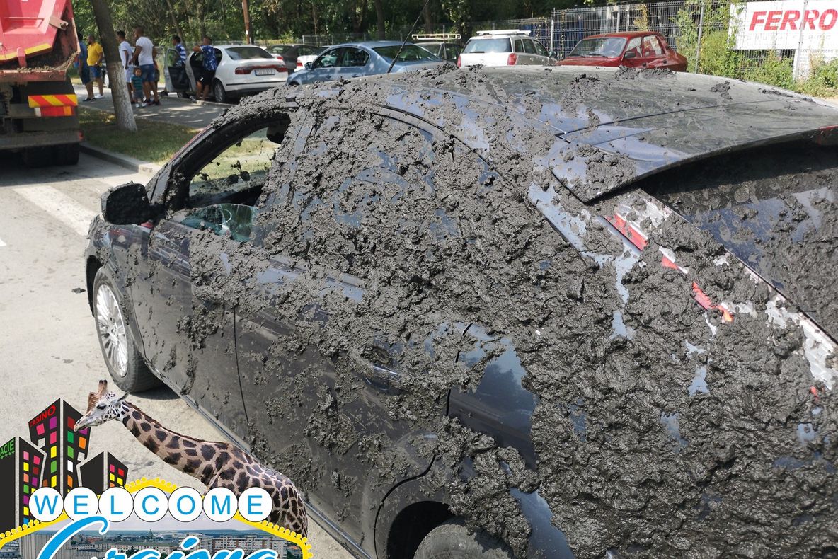 Nămol de epurare vărsat peste două autoturisme aflate în trafic. Cum s-a întâmplat aşa ceva 