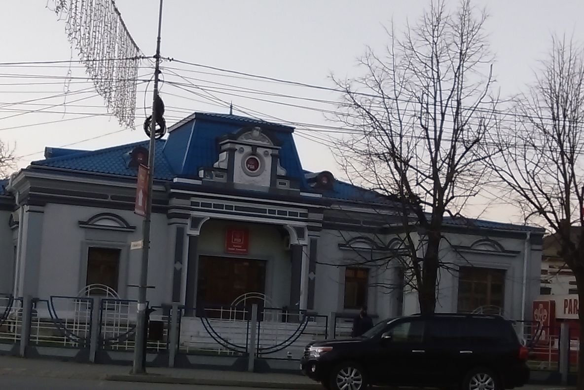 Cocktail Molotov aruncat în sediul PSD Vrancea din Focșani. Un bărbat a fost reținut 