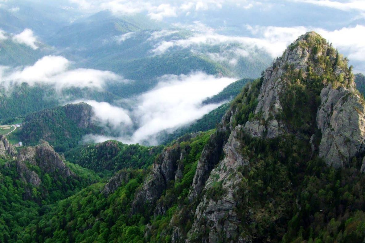 Trei persoane, blocate pe o stâncă, pe Masivul Cozia