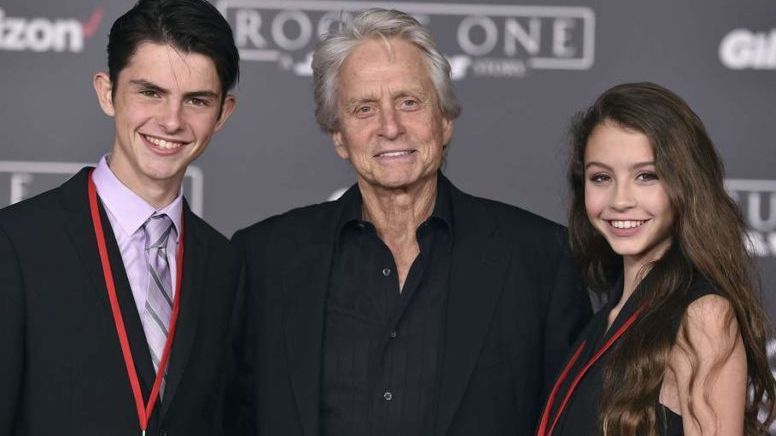 Familia regală britanică, parodiată de copiii lui Michael Douglas