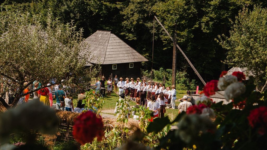 Sute de meșteșugari prezintă produse tradiţionale din toată ţara