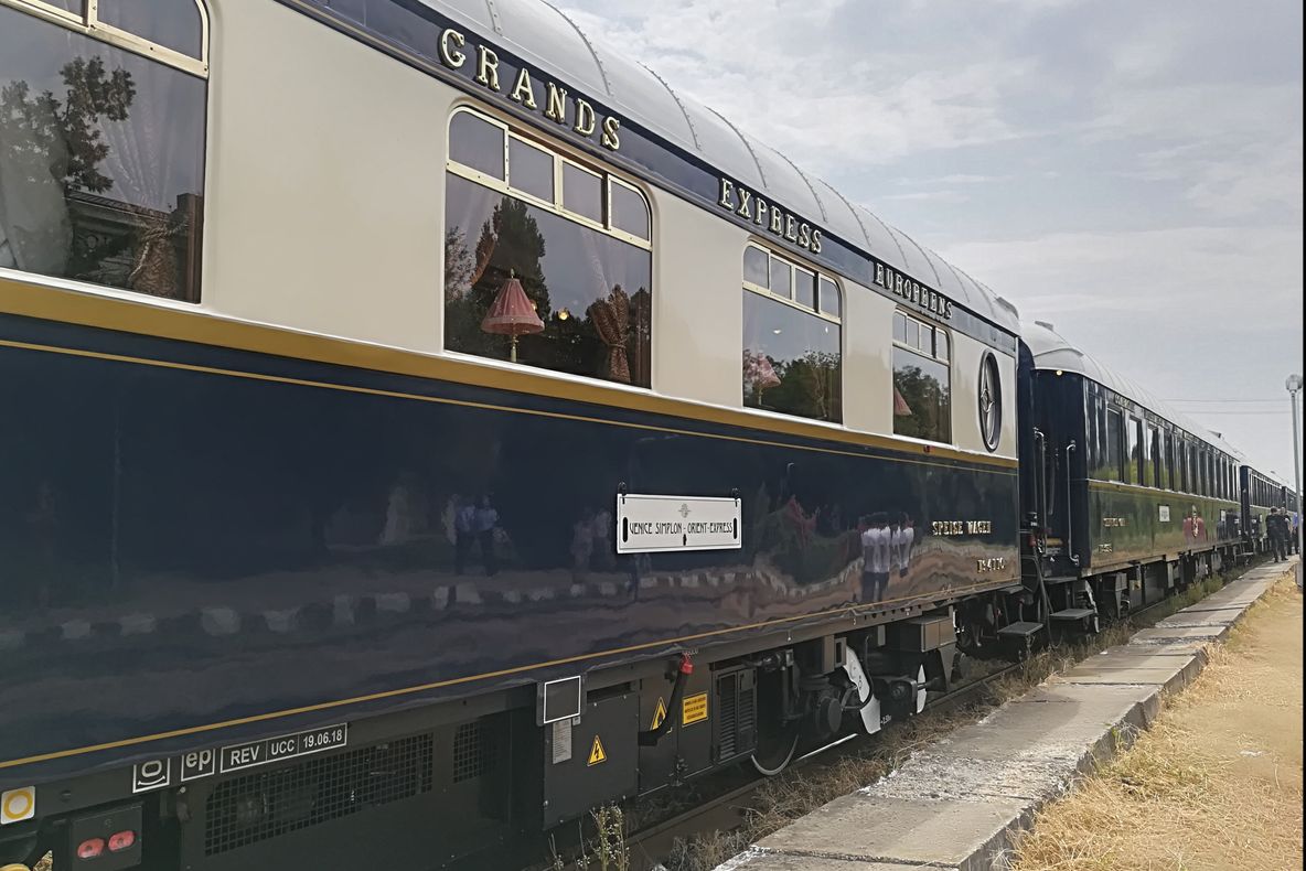 Orient Express, aşteptat la Giurgiu de maidanezi şi poliţişti. A întârziat