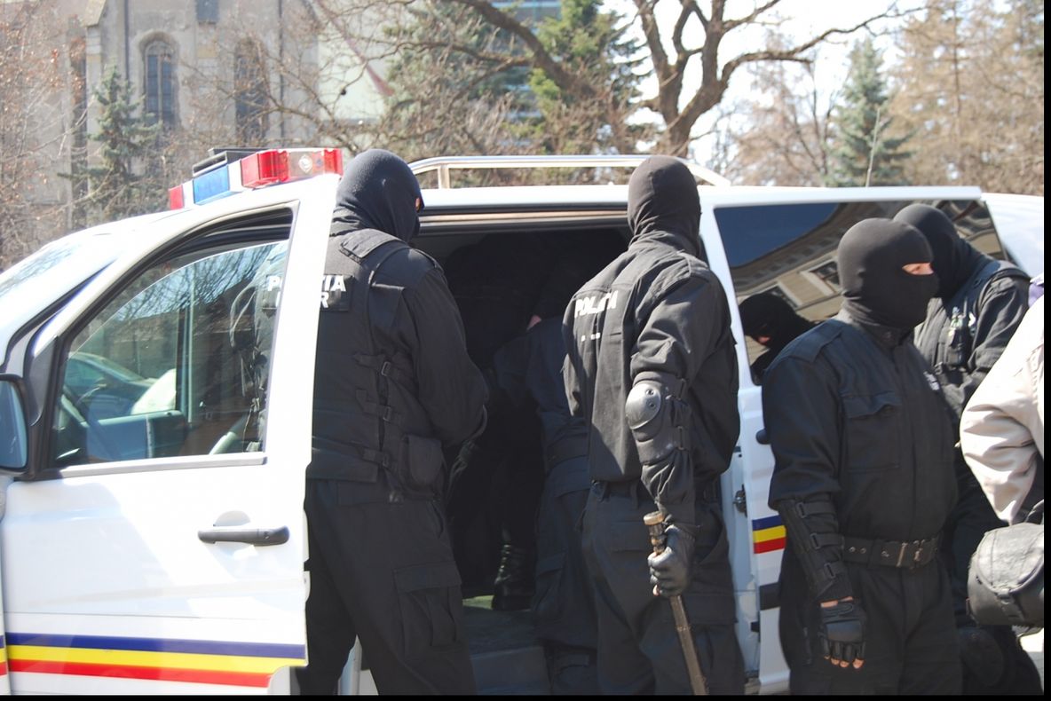 Tânărul care distribuit pe internet un filmuleț cu doi minori care fac sex oral, arestat preventiv