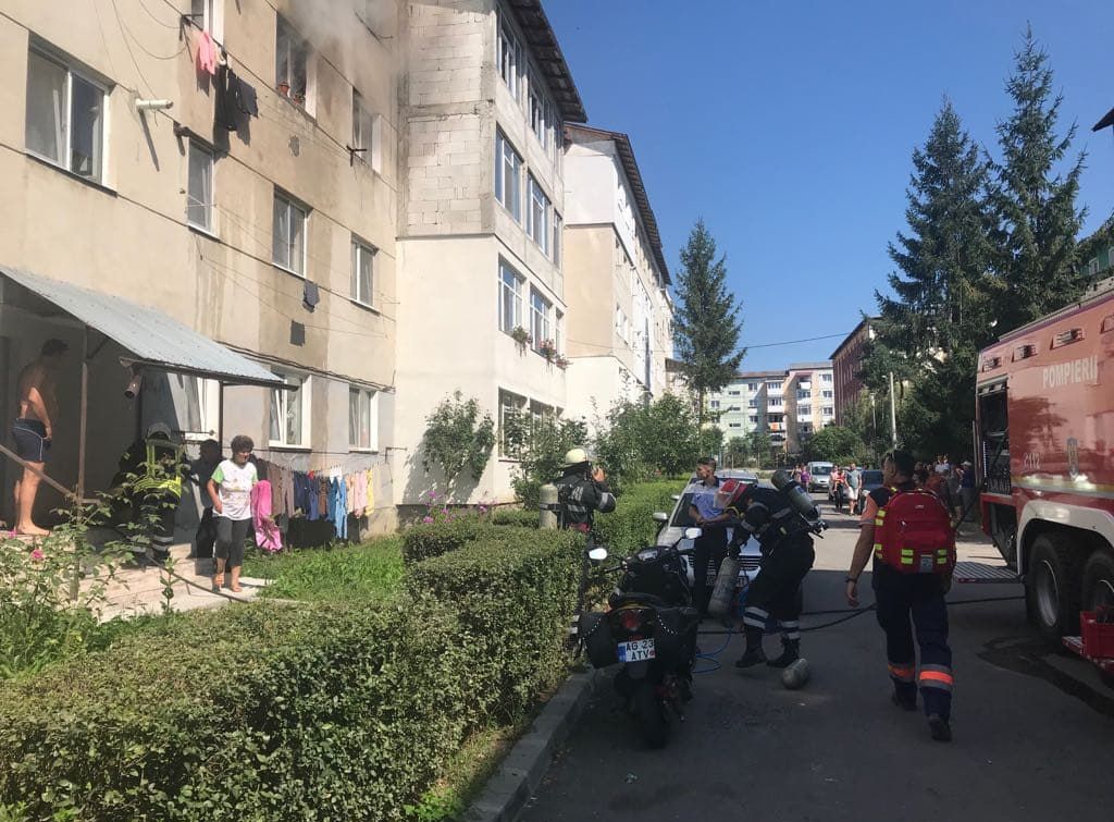 Copil de 3 ani, la spital după ce a provocat un incendiu