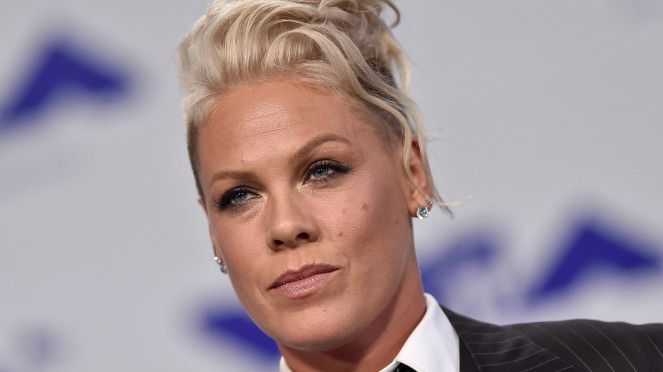 Pink, internată de urgenţă la spital