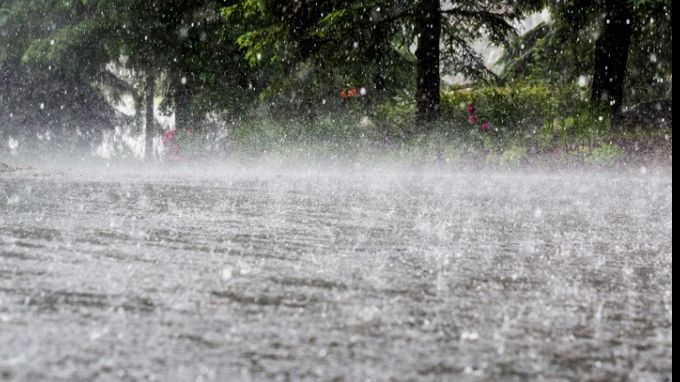 COD GALBEN de furtuni şi ploi în Capitală