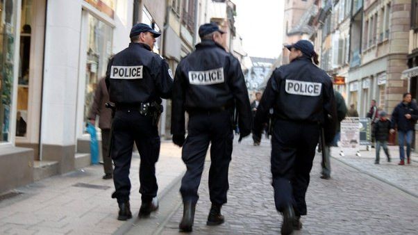La un pas de un nou caz "Floyd": Polițist britanic, suspendat după ce și-a pus genunchiul pe gâtul unui suspect
