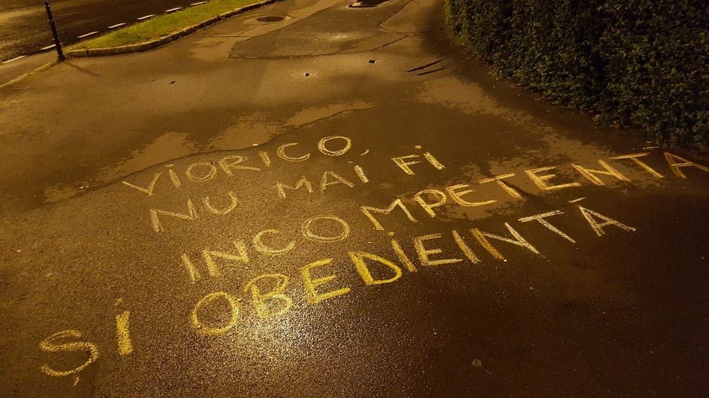 Bărbat amendat, după ce a scris mesaje anti-PSD cu creta pe asfalt