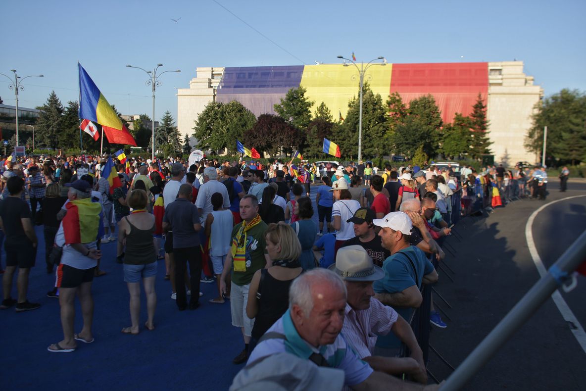 A 5-a zi consecutivă de proteste în Piaţa Victoriei: "Jandarmeria apără hoţia"