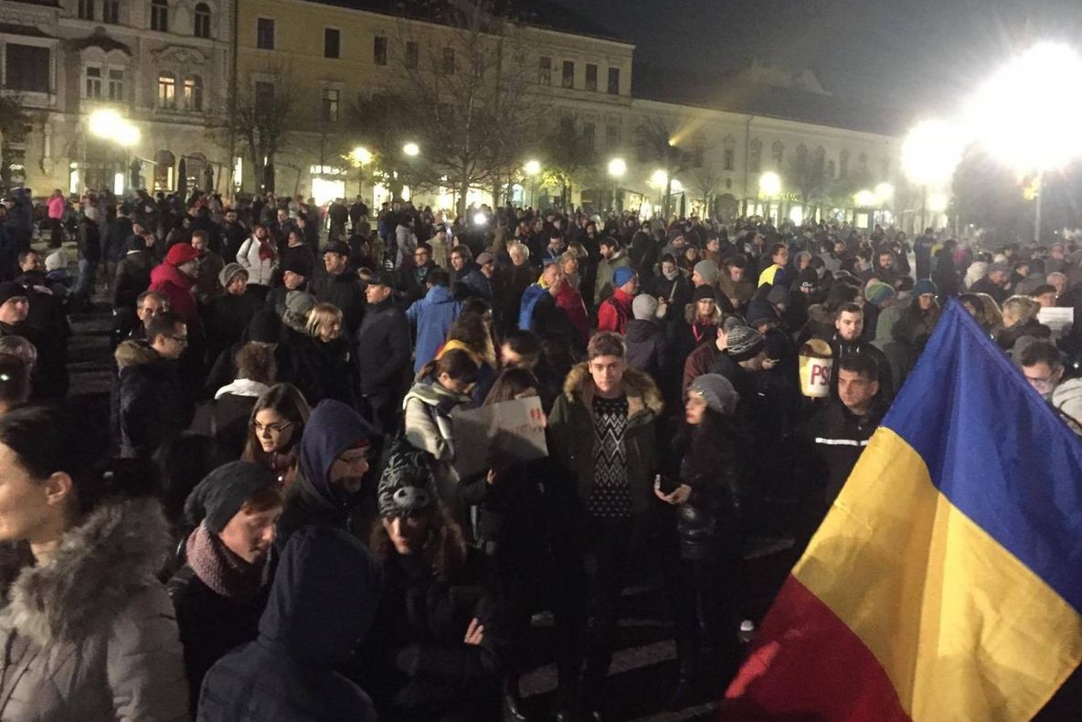 Proteste şi la Cluj: 100 de oameni au stat cu mâinile ridicate şi au purtat pe faţă măşti de gaze