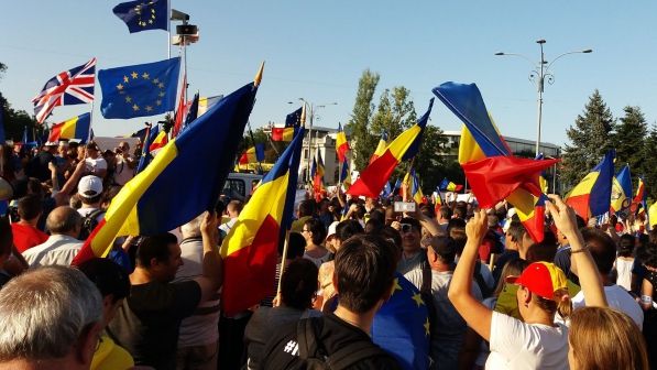 Proteste în zeci de orașe din țară. "Afară cu hoţii din ţară"