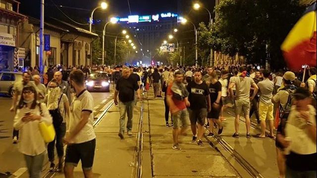 Jurnalist Hotnews lovit de jandarmi la protestele din Piața Victoriei
