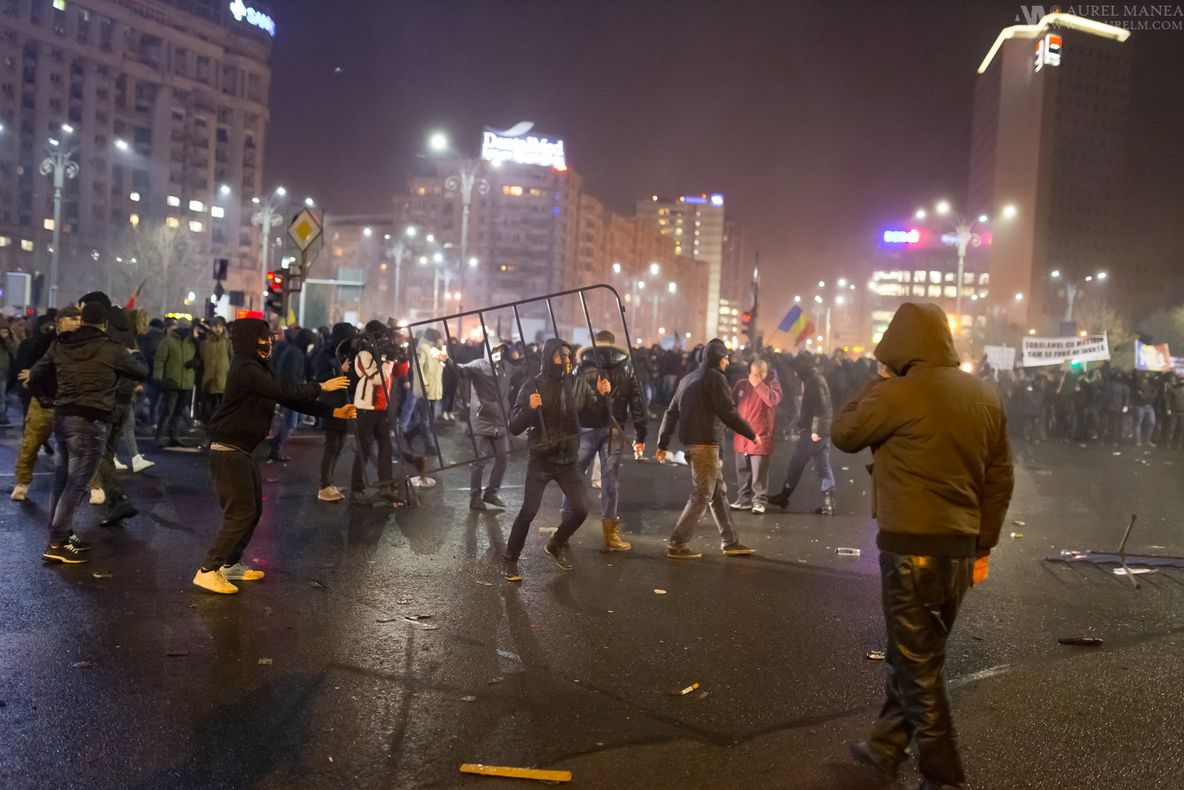 Noi percheziții domiciliare în dosarul violențelor din Piața Victoriei: Două persoane, reţinute