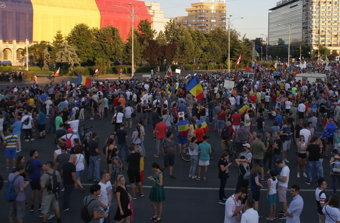 Povestea românilor cazați în Piața Victoriei