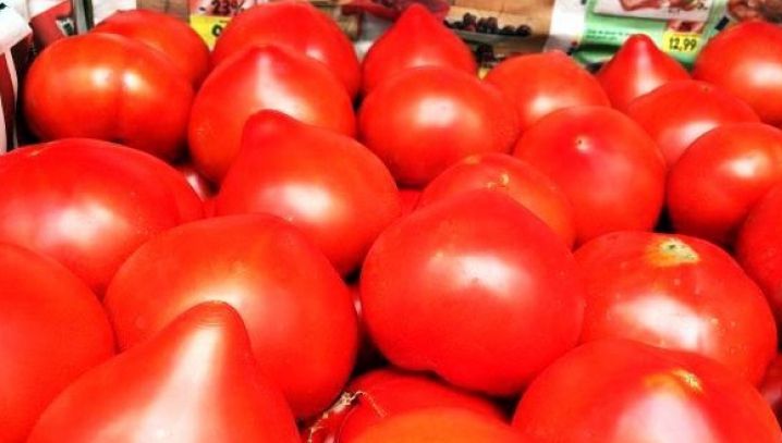 Motivul uluitor pentru care NU trebuie să mai cumperi roşii "cu moţ". Ce-ţi ascund comercianţii