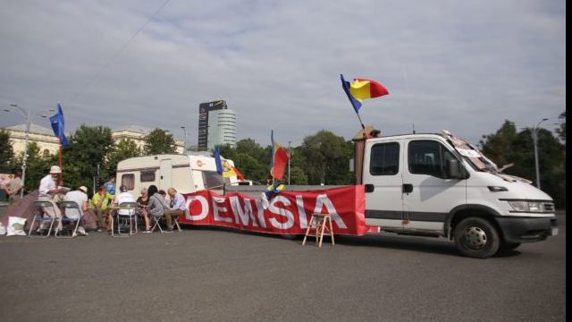 Rulota din Piața Victoriei, ridicată de Poliție "noaptea ca hoții"