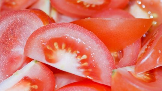 Adaugă acest ingredient în salata de roşii. Îi vei schimba complet gustul! Cine s-ar fi gândit?