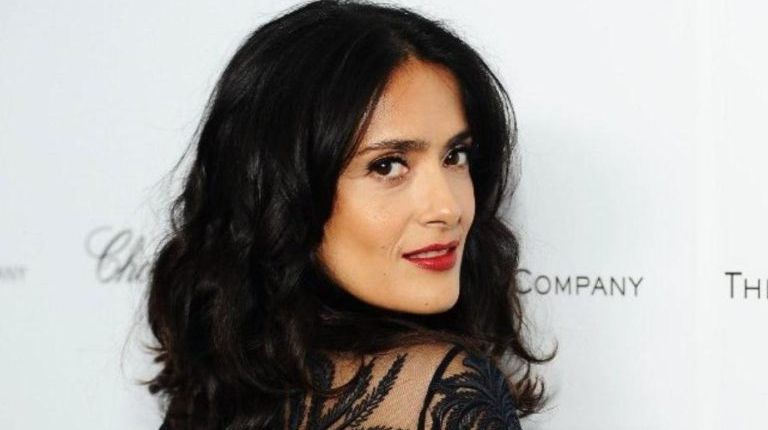 Salma Hayek e divină în costum de baie și fără machiaj la 51 de ani