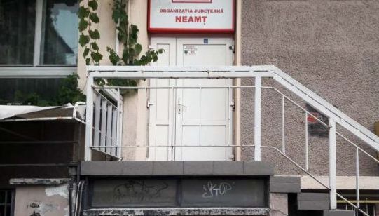 Sediul PSD Neamț, ”atacat” de protestatari. Ce a apărut pe clădire