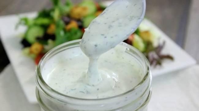 Dressing răcoros şi fără calorii pentru salată. Reţeta perfectă, gata în 3 minute