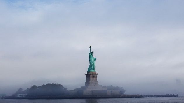 Mii de vizitatori, evacuaţi de urgenţă de pe insula Statuii Libertăţii. Pericol de explozie