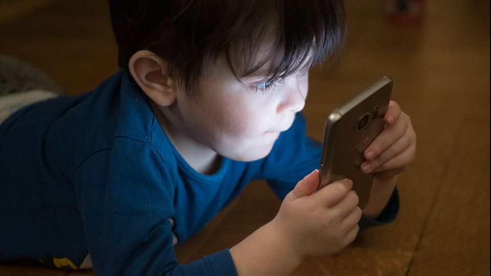 Atenție, părinți. La ce vârstă ar trebui să aibă copiii primul smartphone