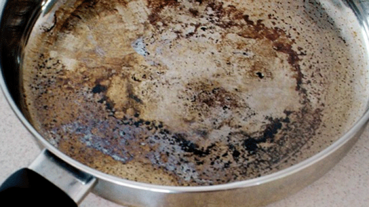 Cum să cureți rapid o tigaie arsă. Ce făceai greşit până acum