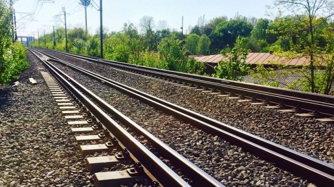 TIR lovit de tren în Timiş. O persoană a murit