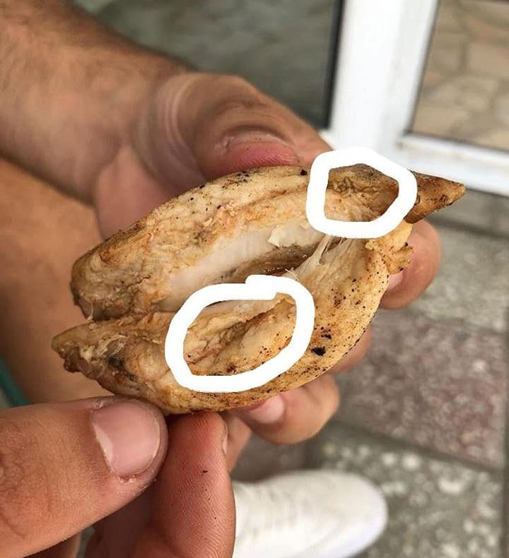 "Specialitate" la un supermarket din Teleorman, piept de pui cu viermi