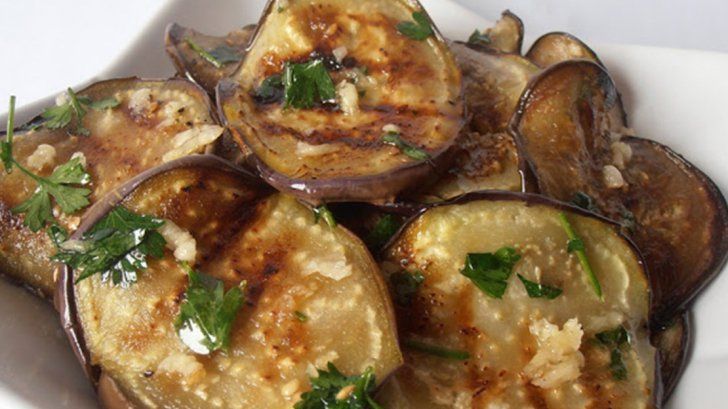 Reţeta pe care trebuie să o încerci. Vinete cu usturoi. Este delicioasă şi uşor de făcut