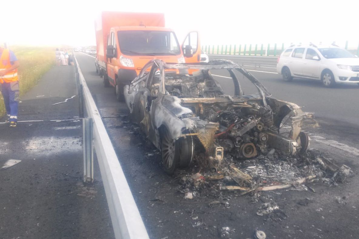 Traficul a fost reluat pe Autostrada Soarelui după ce o mașină a luat foc pe carosabil