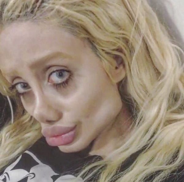 Iranianca de 20 ani care s-a transformat într-un zombie Angelina Jolie şi-a arătat faţa adevărată