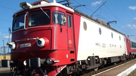 O nouă problemă pentru CFR. Îi transportă pe călători cu autobuzele