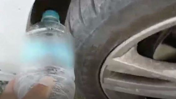 Dacă pe roata mașinii tale găsești o sticlă de plastic, atunci ai mare grijă. Ești în pericol!