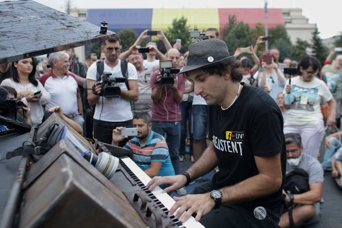 Protest în Piaţa Victoriei! Mesajul lui Davide Martello pentru Guvern